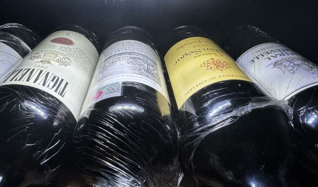 ไขข้อสงสัย ทำไมถึงต้องห่อไวน์ด้วยพลาสติก